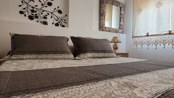 Travel crib, free WiFi