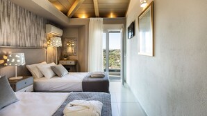 Une chambre avec deux lits, une grande fenêtre et une vue sur l’extérieur.