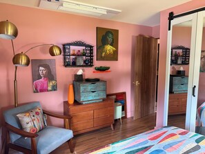 Iron/ironing board, free WiFi, bed sheets - Mid-century marvelous 2-bedroom bungalow with lake views in Southwick (Southwick)