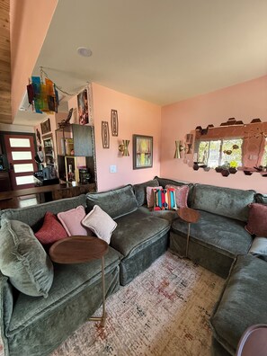 Smart TV, books, stereo - Mid-century marvelous 2-bedroom bungalow with lake views in Southwick (Southwick)