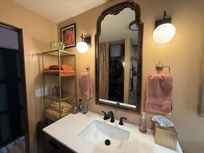 Dusche, Haartrockner, Bidet, Handtücher