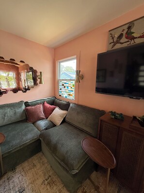 Smart-TV, Bücher, Stereoanlage