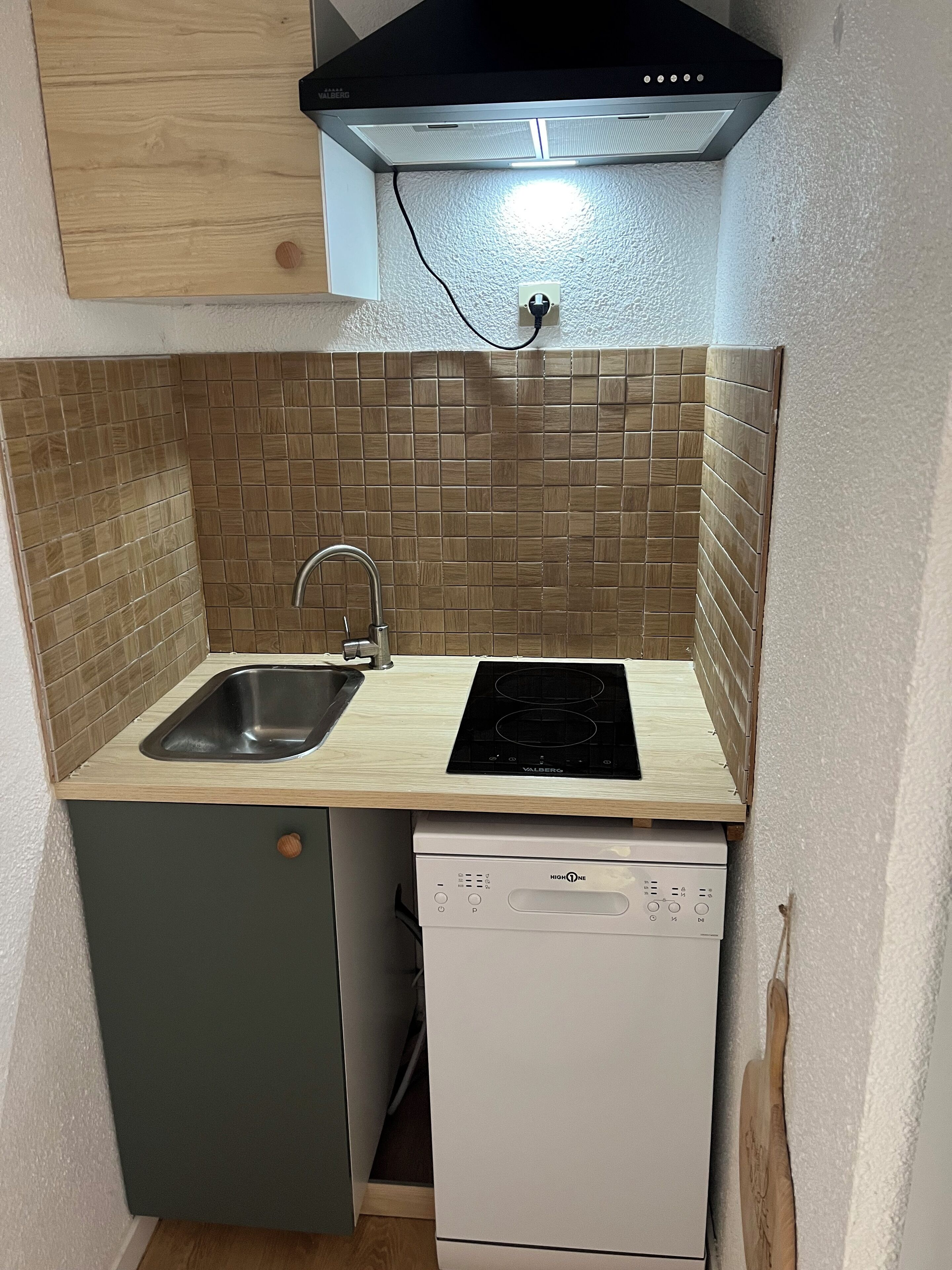 Kühlschrank, Mikrowelle, Herdplatte, Geschirrspüler