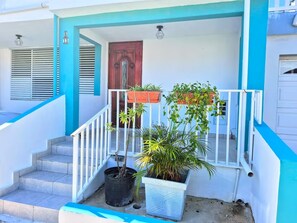 Exterior detail - Solar Energy Family-Friendly 3BR Home, A/C, Parking, Terrace, Fast Wi-Fi (Levittown)