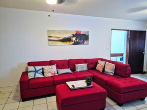 TV - Solar Energy Family-Friendly 3BR Home, A/C, Parking, Terrace, Fast Wi-Fi (Levittown)
