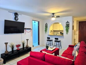 TV - Solar Energy Family-Friendly 3BR Home, A/C, Parking, Terrace, Fast Wi-Fi (Levittown)