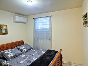 3 bedrooms, iron/ironing board, WiFi, bed sheets - Solar Energy Family-Friendly 3BR Home, A/C, Parking, Terrace, Fast Wi-Fi (Levittown)