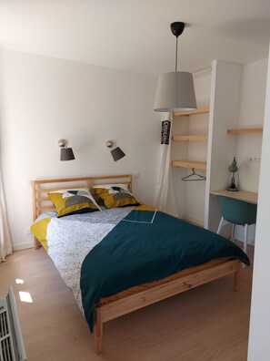 1 chambre, fer et planche à repasser, accès à Internet, literie fournie