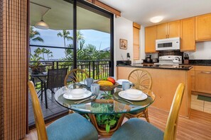 Dining - Great Location AC & Wifi Concierge Included! (Kailua-Kona)