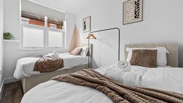 3 bedrooms, desk, WiFi, bed sheets