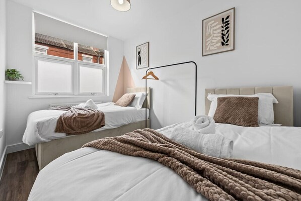 3 عدّة غرف نوم ومكتب وواي فاي وملاءات أسرّة