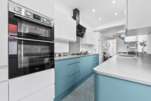 ثلاجة، فرن، محمصة خبز، مستلزمات طهي/أطباق/أوعية