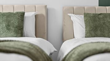 3 bedrooms, desk, WiFi, bed sheets