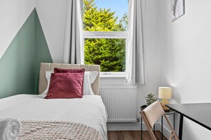 3 quartos, escrivaninha, Wi-Fi, roupa de cama