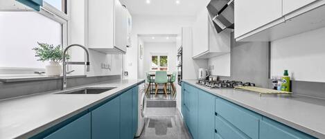 Réfrigérateur, four, grille-pain