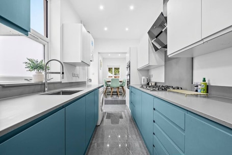 Fridge, oven, toaster, cookware/dishes/utensils. Coventry Arena Escape | sleeps 6 | free parking
