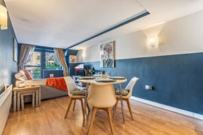 Dining - Central Retreat - Birmingham Sleeps 4 free parking (Birmingham)