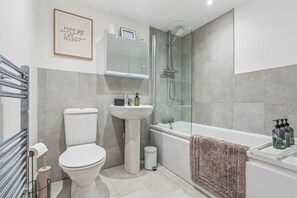 Bathroom - Central Retreat - Birmingham Sleeps 4 free parking (Birmingham)