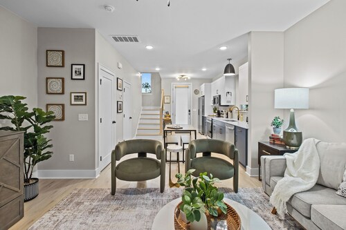 Stylish 3-Story Townhome Near Downtown Chattanooga
