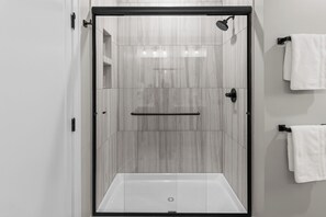 Dusche, Haartrockner, Handtücher, Toilettenpapier