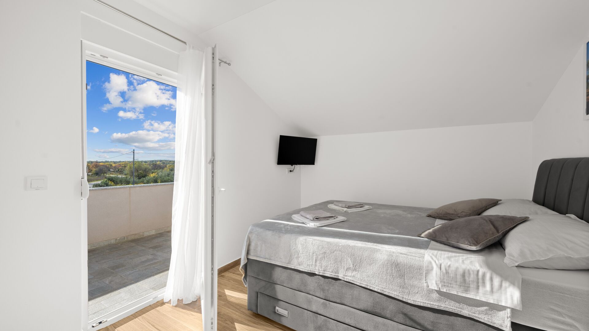 Iron/ironing board, free WiFi, bed sheets