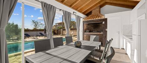 تناول الطعام بالخارج