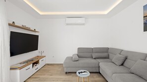 TV - Holiday home Feniks by Villas Guide (Polaca)