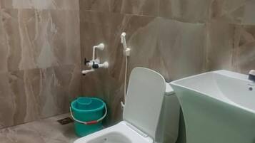 Chuveiro, produtos de toalete grátis, toalhas de banho