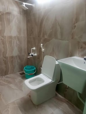 Shower, free toiletries, towels