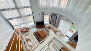 Penthouse, ban công, quang cảnh đồi núi | Phòng cách âm, bàn ủi/dụng cụ ủi quần áo