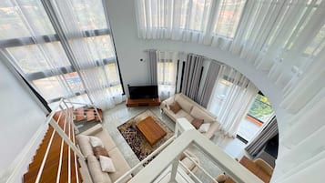 Kattohuoneisto, parveke, näköala mäelle | Äänieristys, silitysrauta/-lauta, ilmainen Wi-Fi