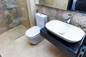 ฝักบัว, ผ้าเช็ดตัว, สบู่, ยาสระผม