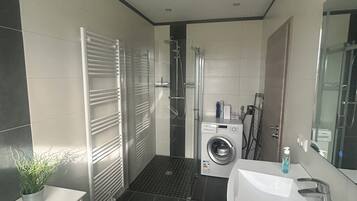 Douche, sĂšche-cheveux, serviettes fournies, savon