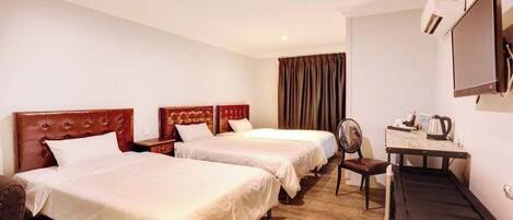 Habitación triple | Caja fuerte, tabla de planchar con plancha, wifi gratis