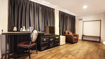 Family Room | In-room safe, iron/ironing board, free WiFi, wheelchair access