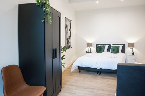Discover your ideal Tilburg stay at Bed en Koffie Hanno – a newly built 1-bedroom apartment designed for comfort and ease. Enjoy all-inclusive utilities, regularly cleaned shared spaces, and a peaceful garden to unwind in.