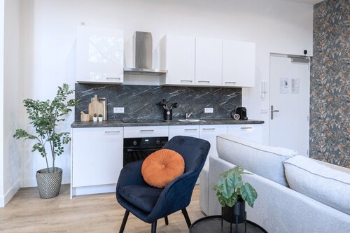 Discover your ideal Tilburg stay at Bed en Koffie Hanno – a newly built 1-bedroom apartment designed for comfort and ease. Enjoy all-inclusive utilities, regularly cleaned shared spaces, and a peaceful garden to unwind in.
