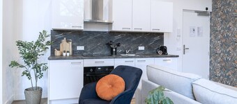 Discover your ideal Tilburg stay at Bed en Koffie Hanno – a newly built 1-bedroom apartment designed for comfort and ease. Enjoy all-inclusive utilities, regularly cleaned shared spaces, and a peaceful garden to unwind in.