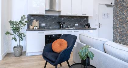 Discover your ideal Tilburg stay at Bed en Koffie Hanno – a newly built 1-bedroom apartment designed for comfort and ease. Enjoy all-inclusive utilities, regularly cleaned shared spaces, and a peaceful garden to unwind in.