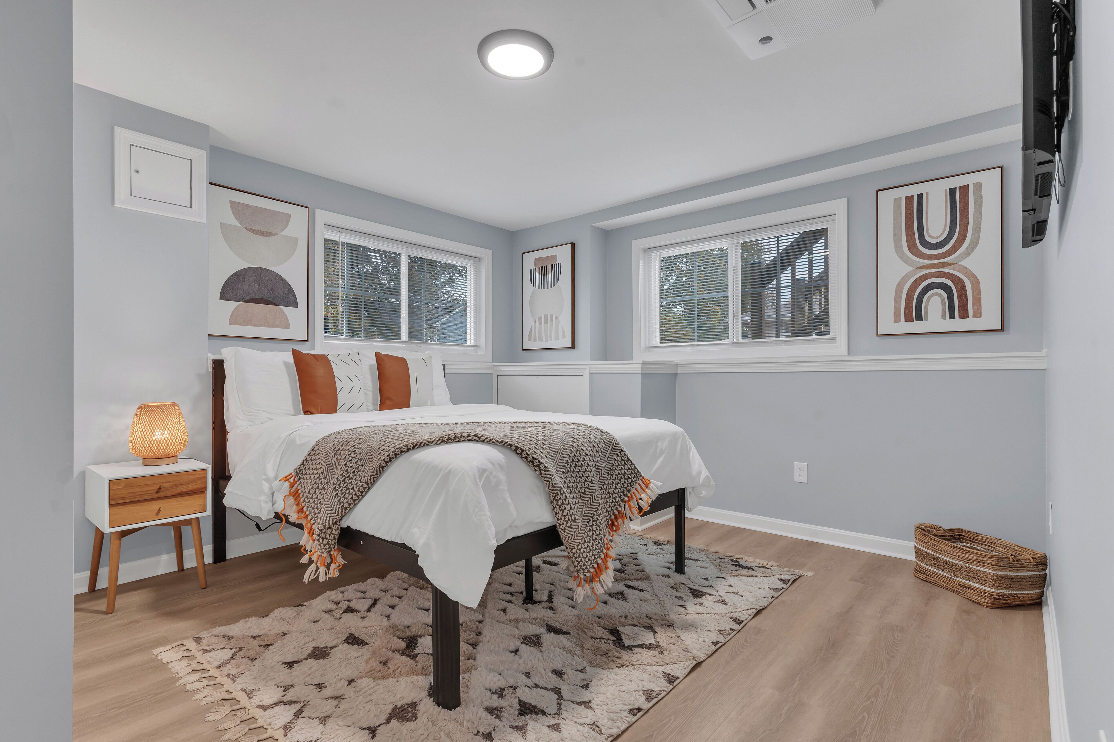 4 bedrooms, iron/ironing board, WiFi, bed sheets