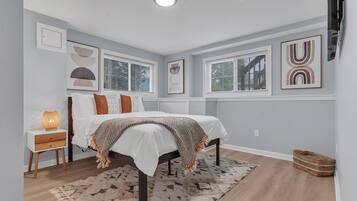 4 bedrooms, iron/ironing board, WiFi, bed sheets