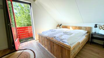 3 bedrooms, travel crib, free WiFi, bed sheets