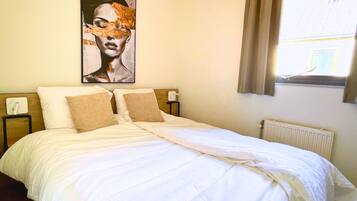 3 bedrooms, travel crib, free WiFi, bed sheets