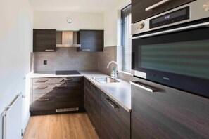 ثلاجة، ميكروويف، فرن، موقد طهي مسطح