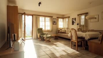 Una televisión, una chimenea