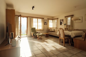 Una televisión, una chimenea