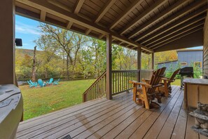 Terrace/patio - Charming creekside 3-bedroom cabin with hot tub in cozy Cosby (Cosby)