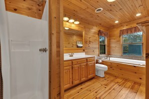 Jetted bath, hair dryer, towels, soap - Charming creekside 3-bedroom cabin with hot tub in cozy Cosby (Cosby)