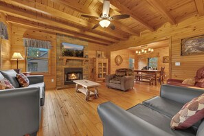 Living area - Charming creekside 3-bedroom cabin with hot tub in cozy Cosby (Cosby)