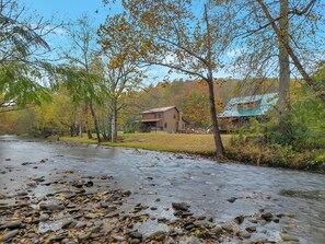 Property grounds - Charming creekside 3-bedroom cabin with hot tub in cozy Cosby (Cosby)